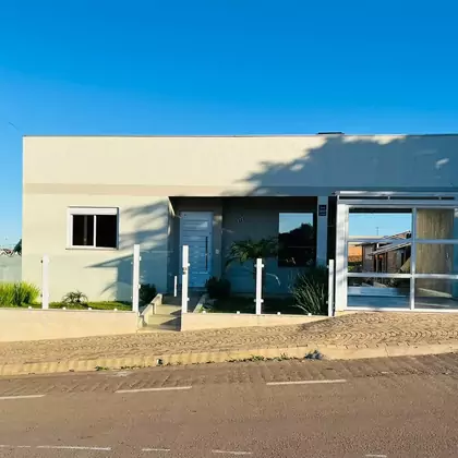 Casa com 03 dormitórios com terreno de 300m²