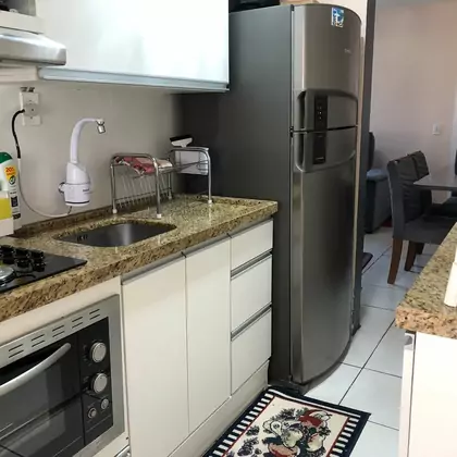 VENDE-SE APARTAMENTO SEMIMOBILIADO NO BAIRRO FREI ADELAR