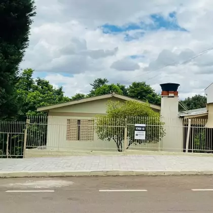 CASA DE DOIS PISOS NO JARDIM AMERÉRICA SENDO DUAS MORADIAS.