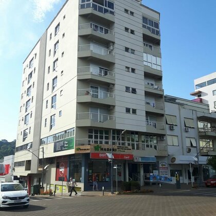 Aluga-se Sala  Comercial no Centro  Edíficio em frente a Praça Central